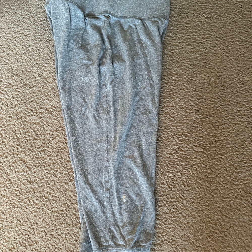 Gray jersey under armour cropped lounge pants